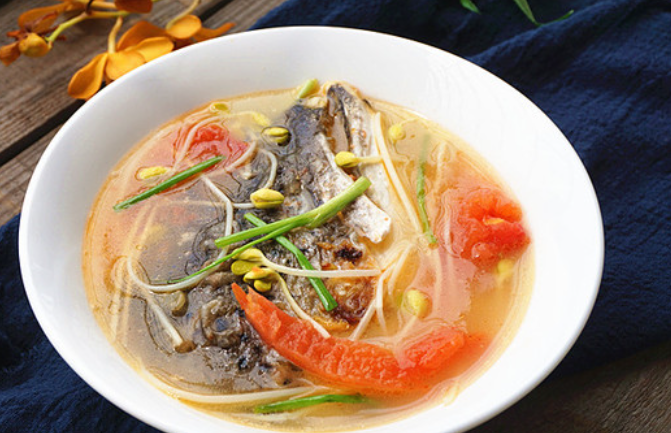 番茄鱼头汤——简单且美味的家常菜肴!