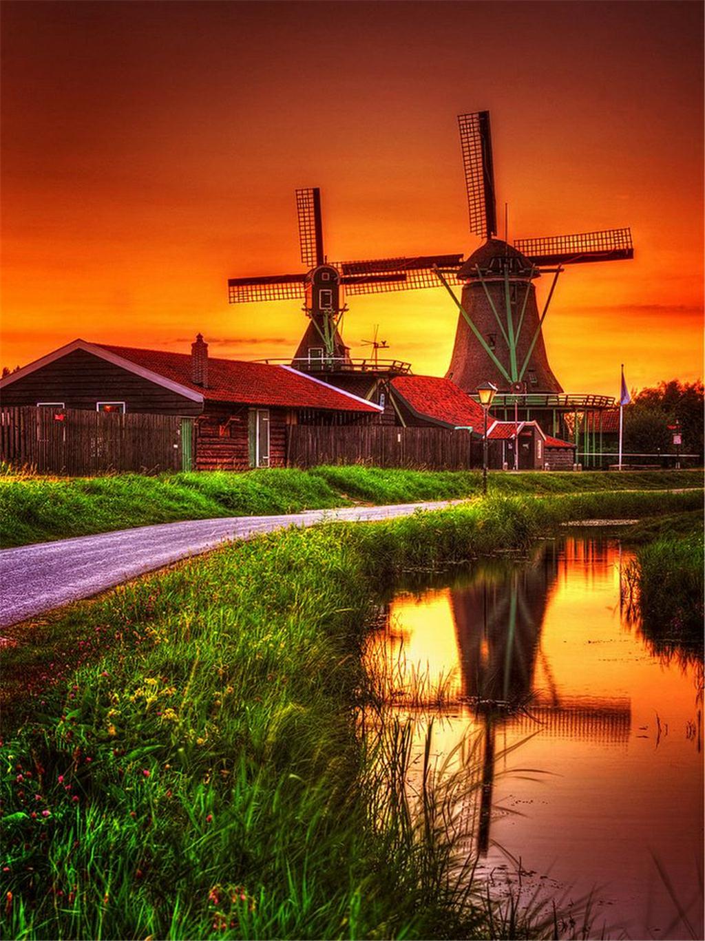 荷兰素有"风车王国"的美称,在荷兰随处可见的一座座古朴而典雅优美的