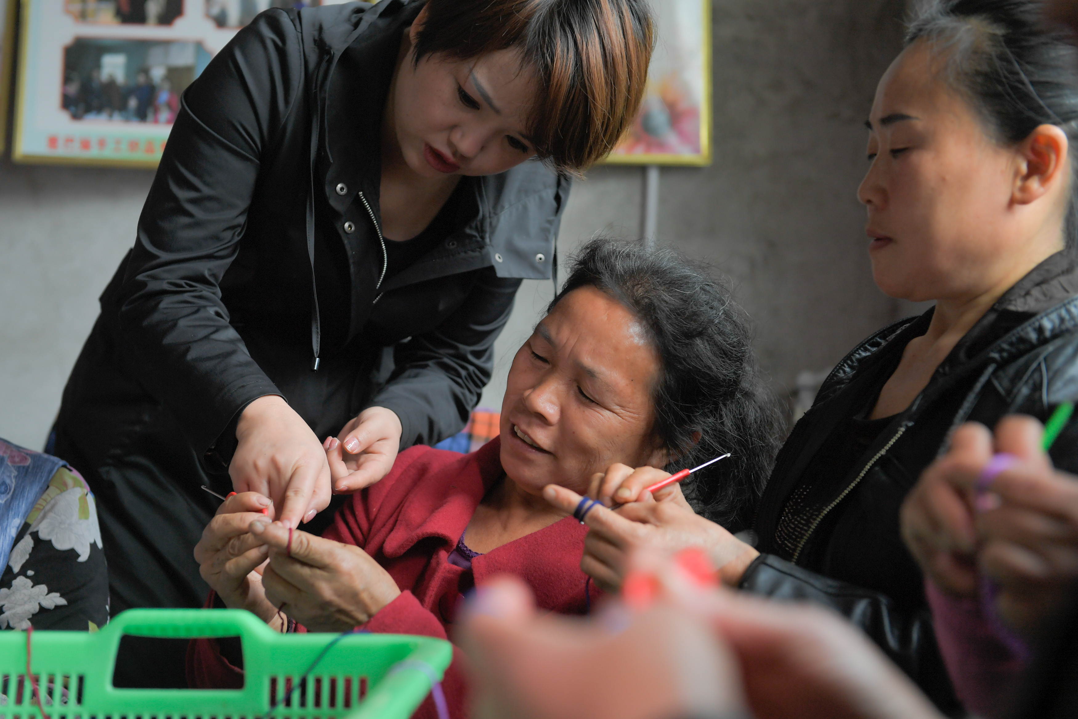 湘西姑娘巧手"编织"脱贫梦(5)