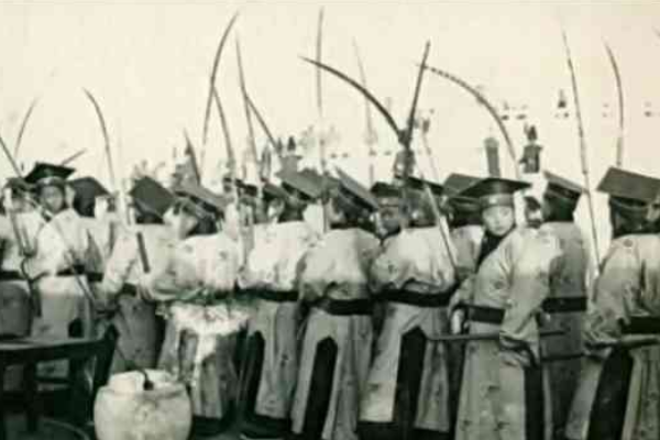 袁世凯罕见老照片:1915年改国号"中华帝国",穿龙袍登基全过程