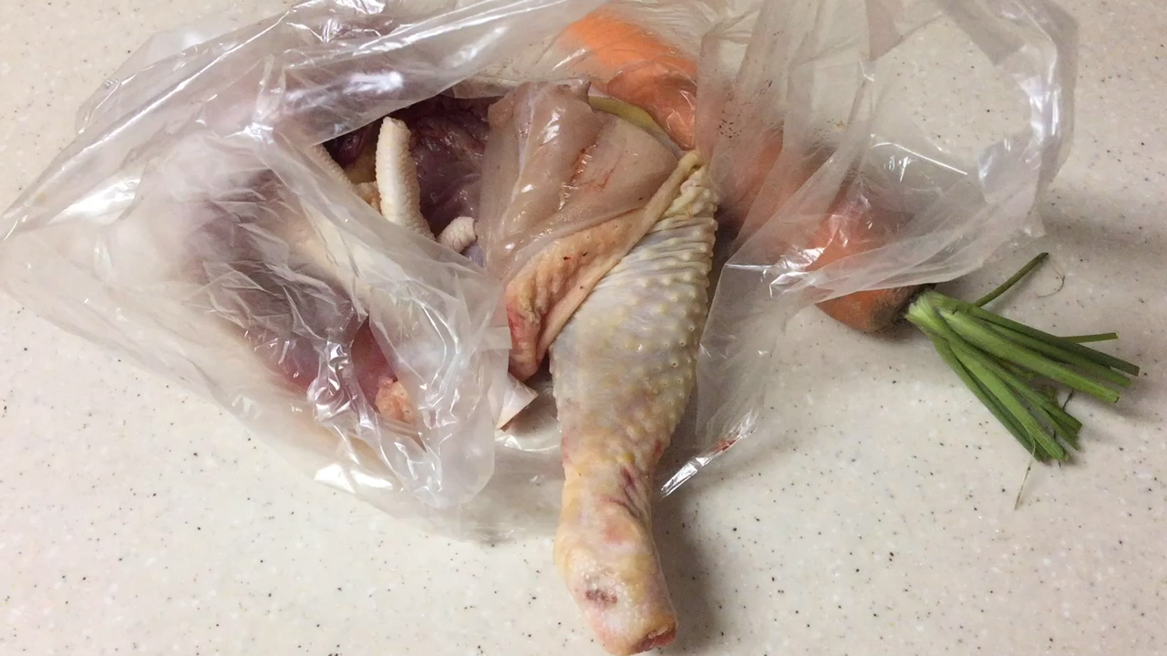鸡肉你会怎么做?我拿来滚羊肚菌红萝卜,不一样的美味哦