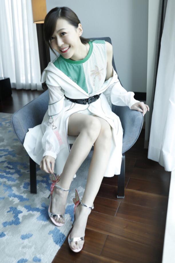 李金铭大胆尝试"蝴蝶鞋",鞋带上贴着蝴蝶,穿起来很吸引眼球