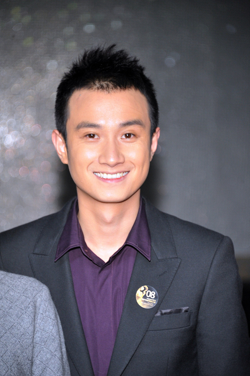 官方最近发布了一则定档预告和一组华丽海报,正式宣布该