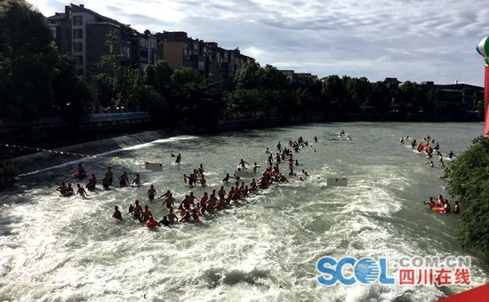 10万人成都三道堰"耍水"过端午