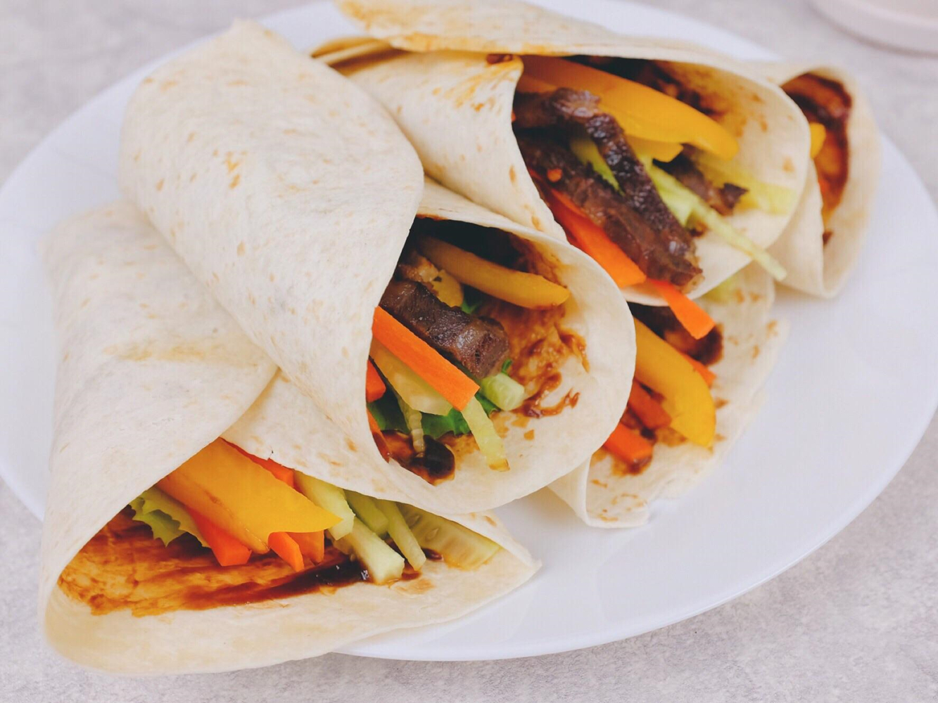 烤鸭卷饼佐海鲜酱,美味营养,鲜嫩可口,酱汁浓郁