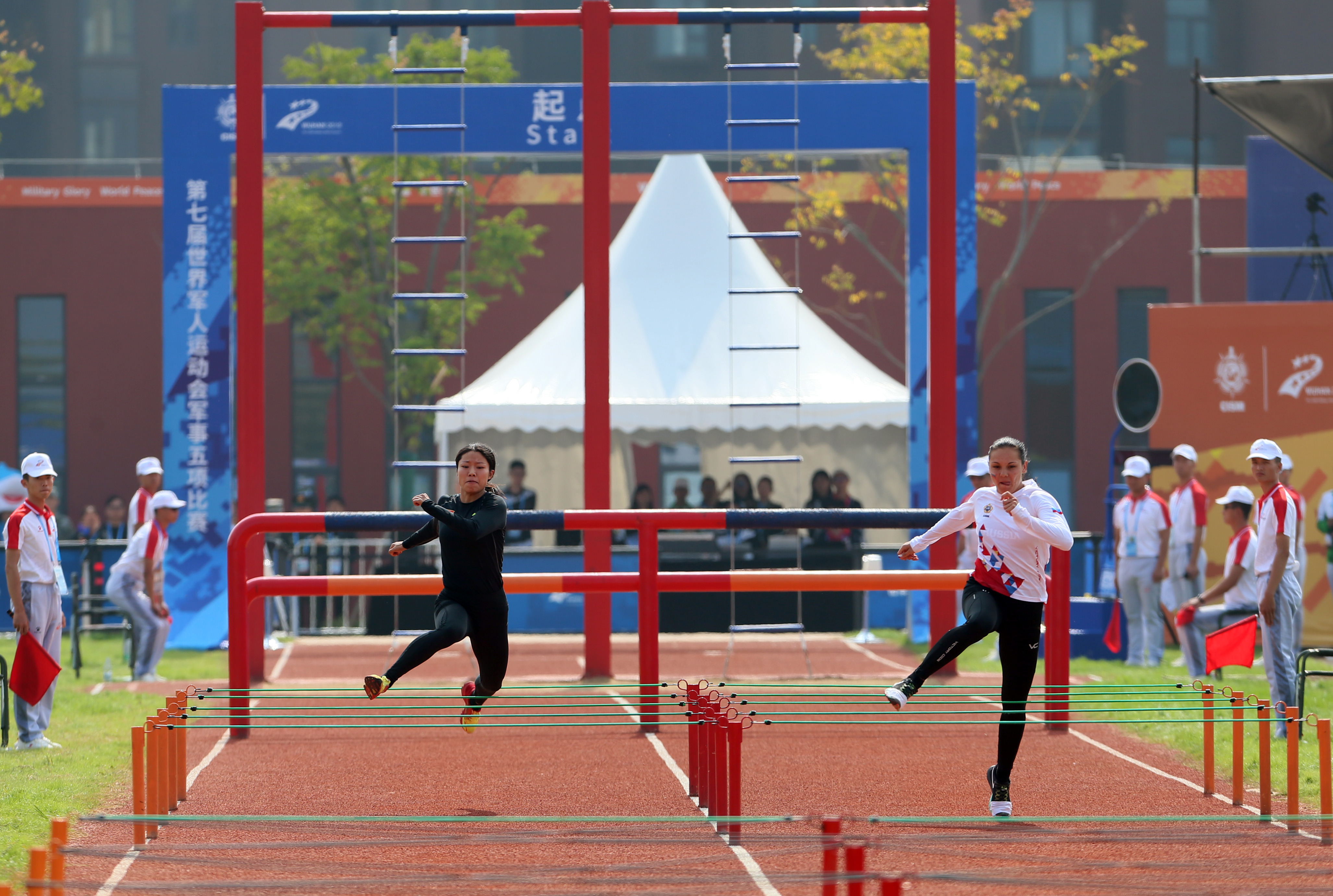 军事五项——女子障碍跑接力:中国队夺冠(2)