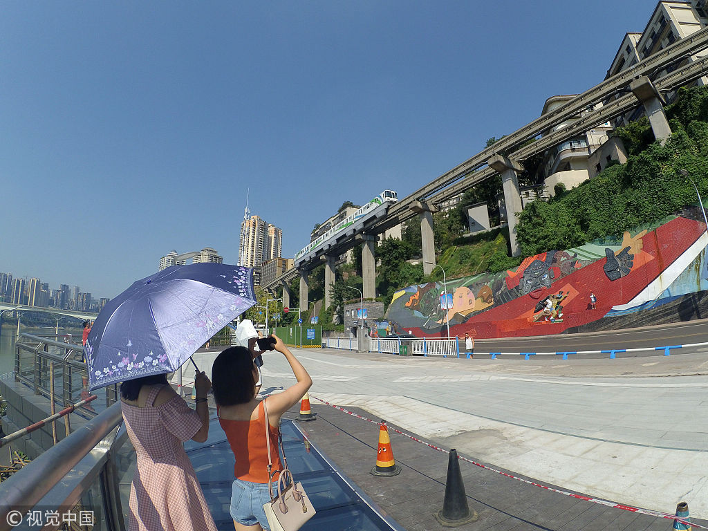 重庆李子坝观景平台部分区域对外开放 游客头顶烈日打卡穿楼轻轨