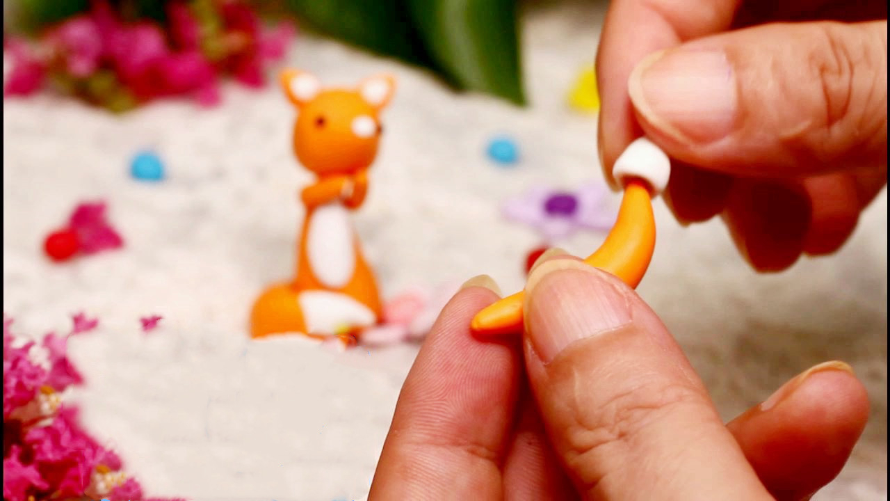 手工diy:好萌的小狐狸呀,手里还捧着花呢,橡皮泥,粘土都能做