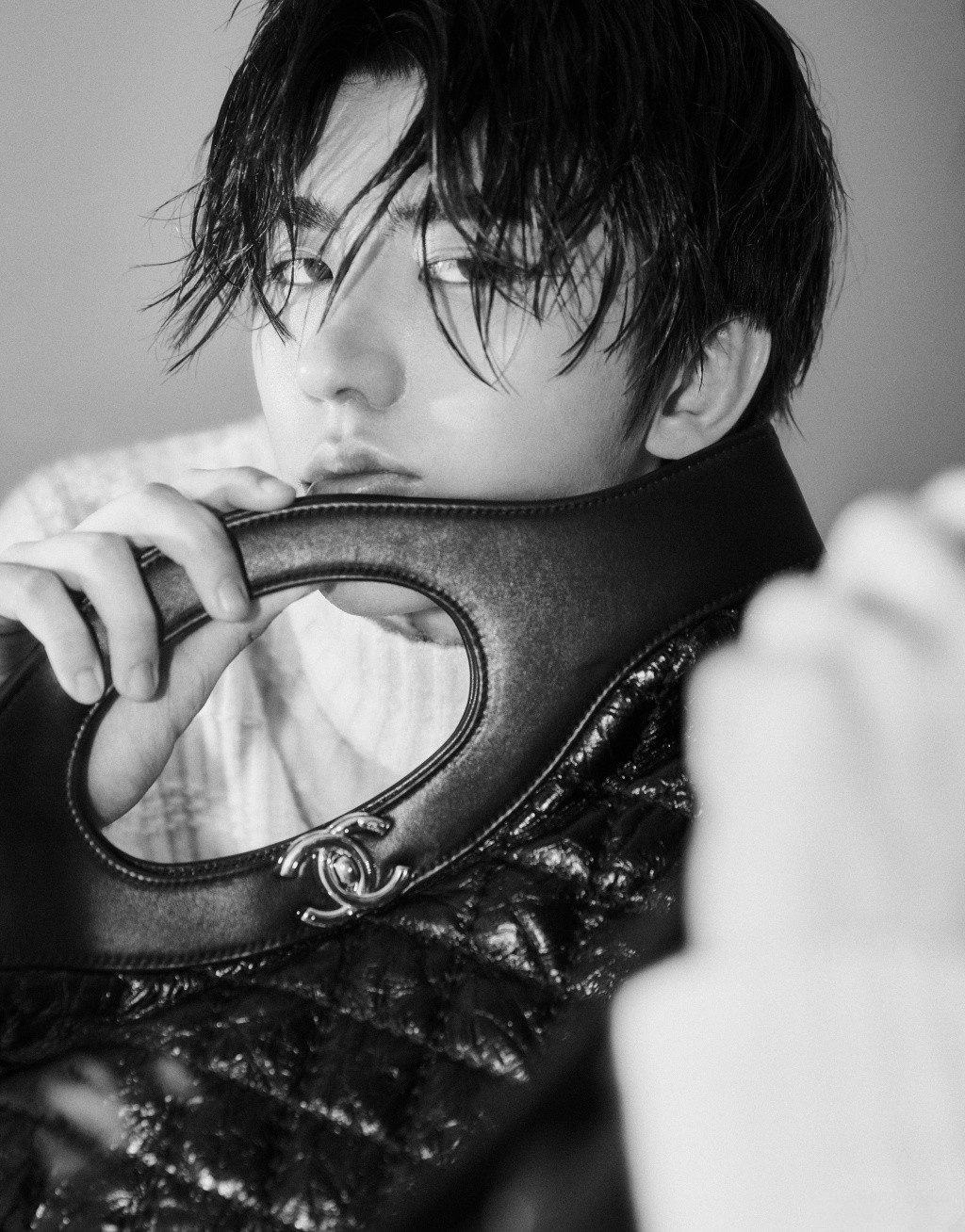 蔡徐坤晒奢侈品代言照时尚表现力爆棚!眼神凛冽令人迷醉!