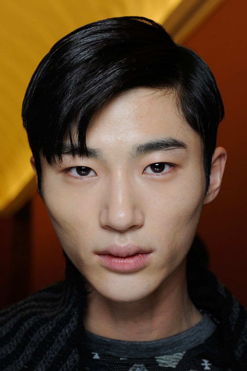 今天,我和我的好友们突然聊到了一个话题:男生单眼皮好看还是双眼皮