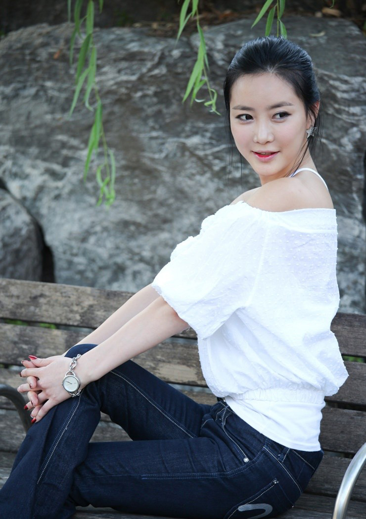 韩国美女闵秀雅微露香肩,优雅气质微微绽放