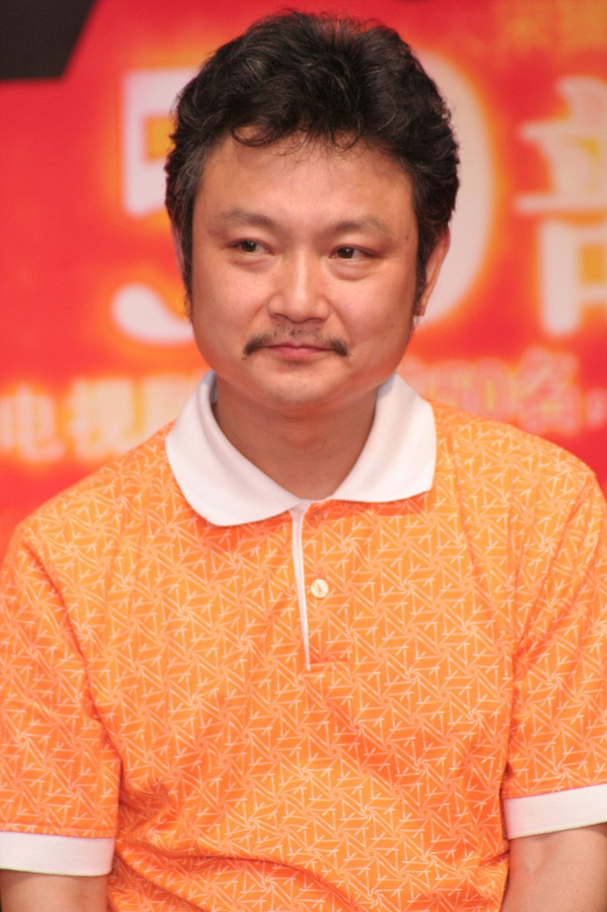 当年,拍完《红楼梦》导演王扶林对饰演宝玉的欧阳奋强说:"转行吧."欧