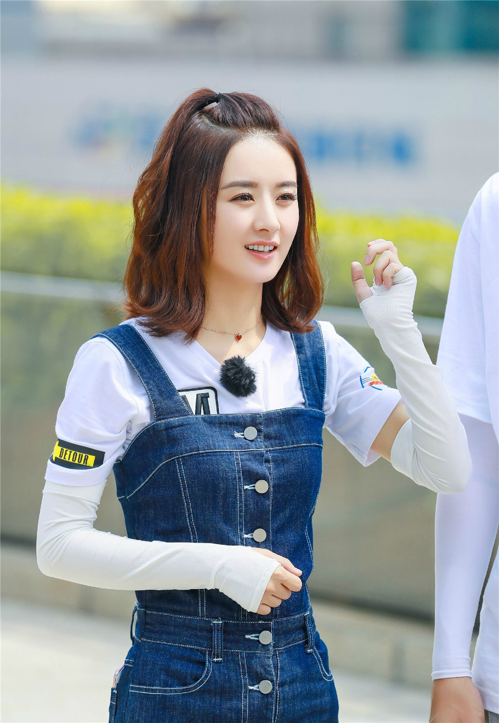 "马尾辫"不吃香了,现在正流行这种"樱桃头",明星都上头了!