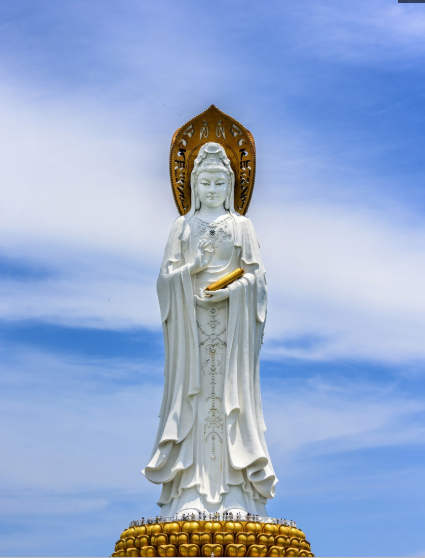 该宝相庄严,脚踏一百零八瓣莲花宝座,莲花座下为金