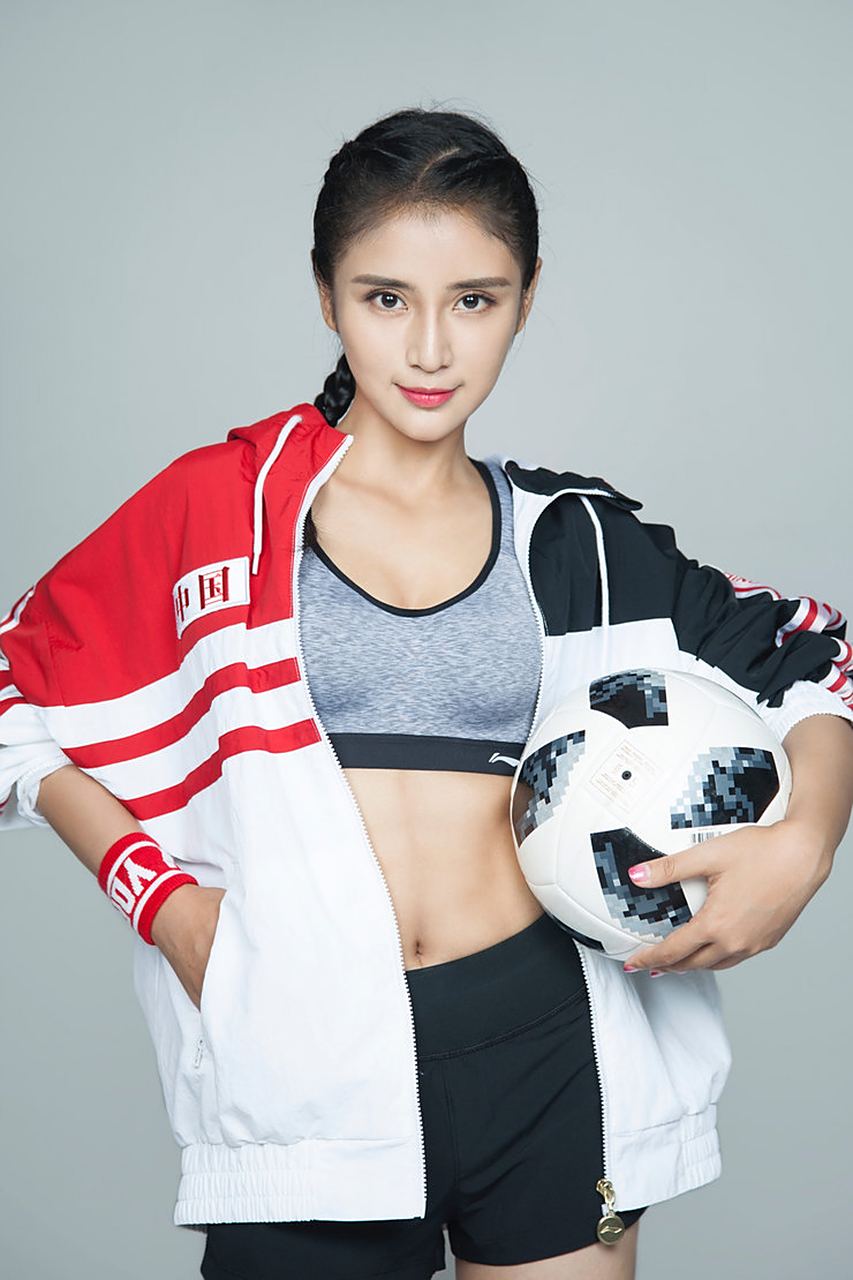 韦雨彤化身足球宝贝,运动和好身材皆获赞.