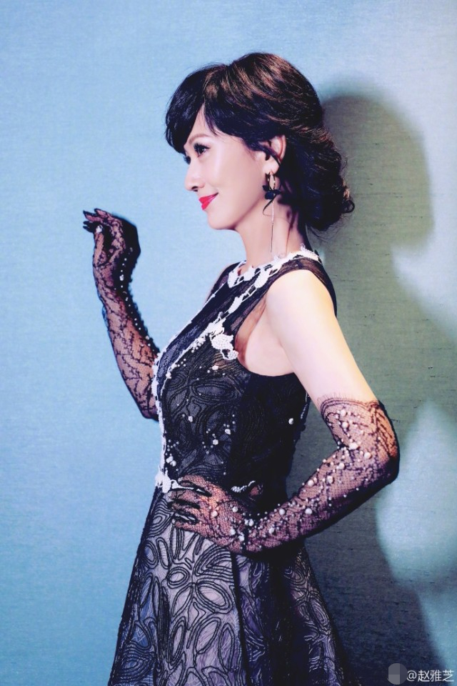 "不老女神"赵雅芝晒美照,一袭蕾丝长裙高贵典雅