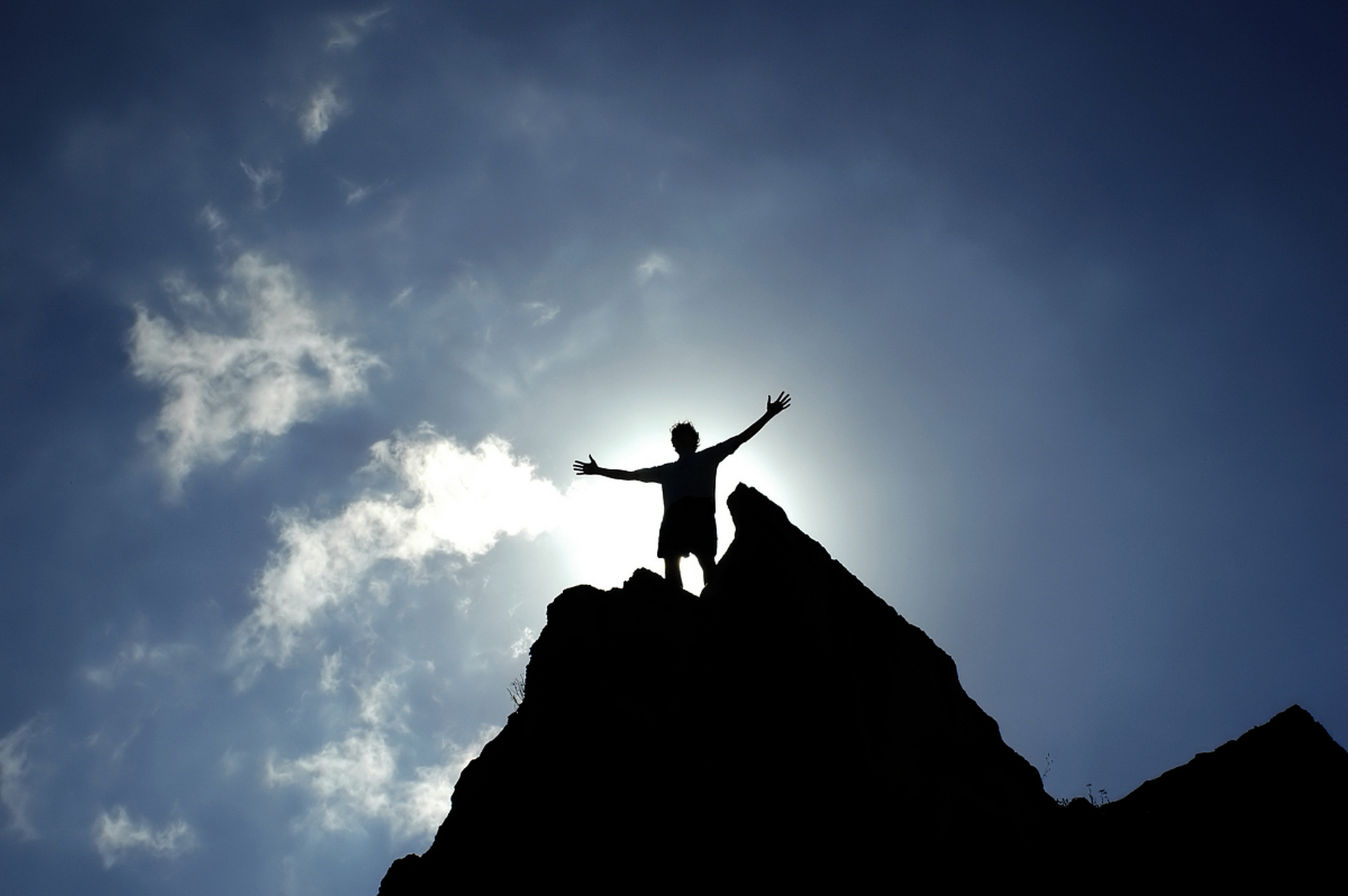 中年是人生的爬坡阶段,需沉稳应对挑战.