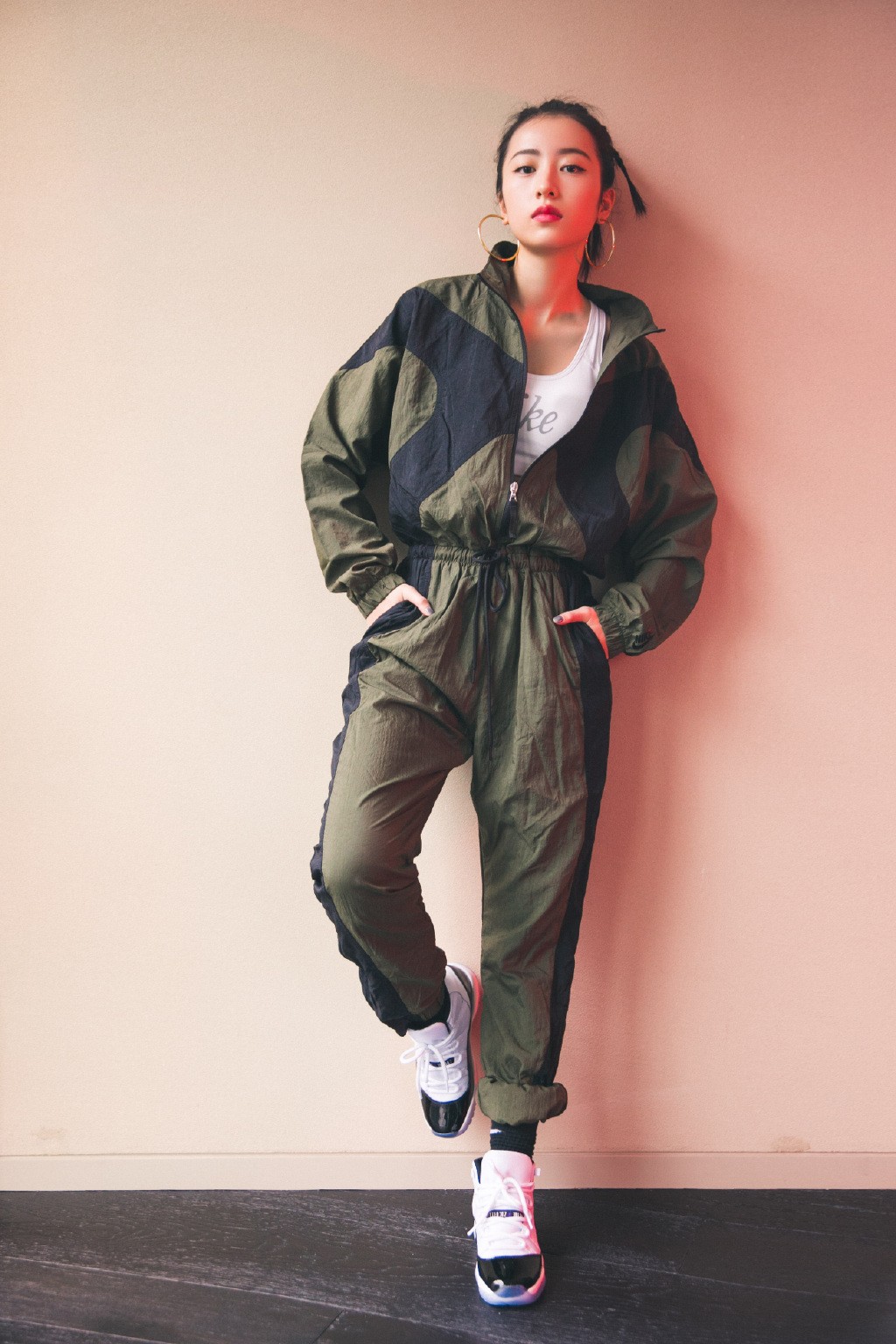 周雨彤出席活动,穿轻纱抹胸装配黑色皮裤,撞色搭配帅气十足