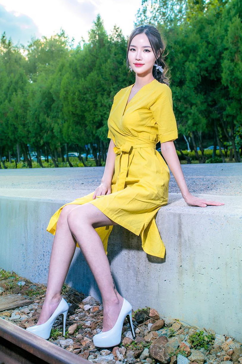 人像写真:黄色连衣裙搭配白色高跟鞋,尽显柔美的气质