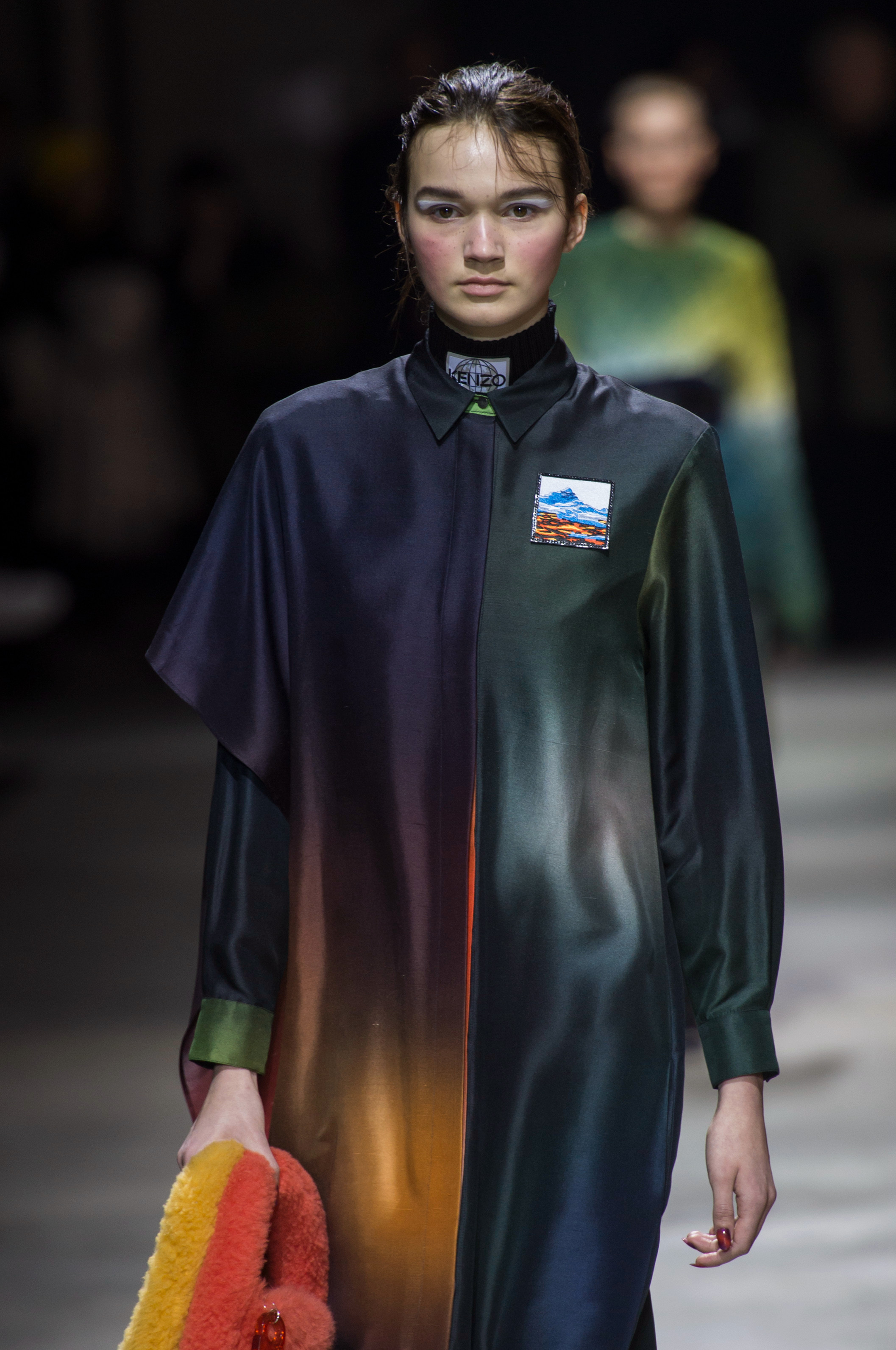 渐变色的衣服特别的好看,双排扣的设计,感觉布料特别的好