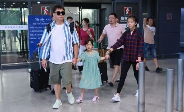 黄磊携两女儿现身机场,多多身高直逼父亲,大长腿吸睛