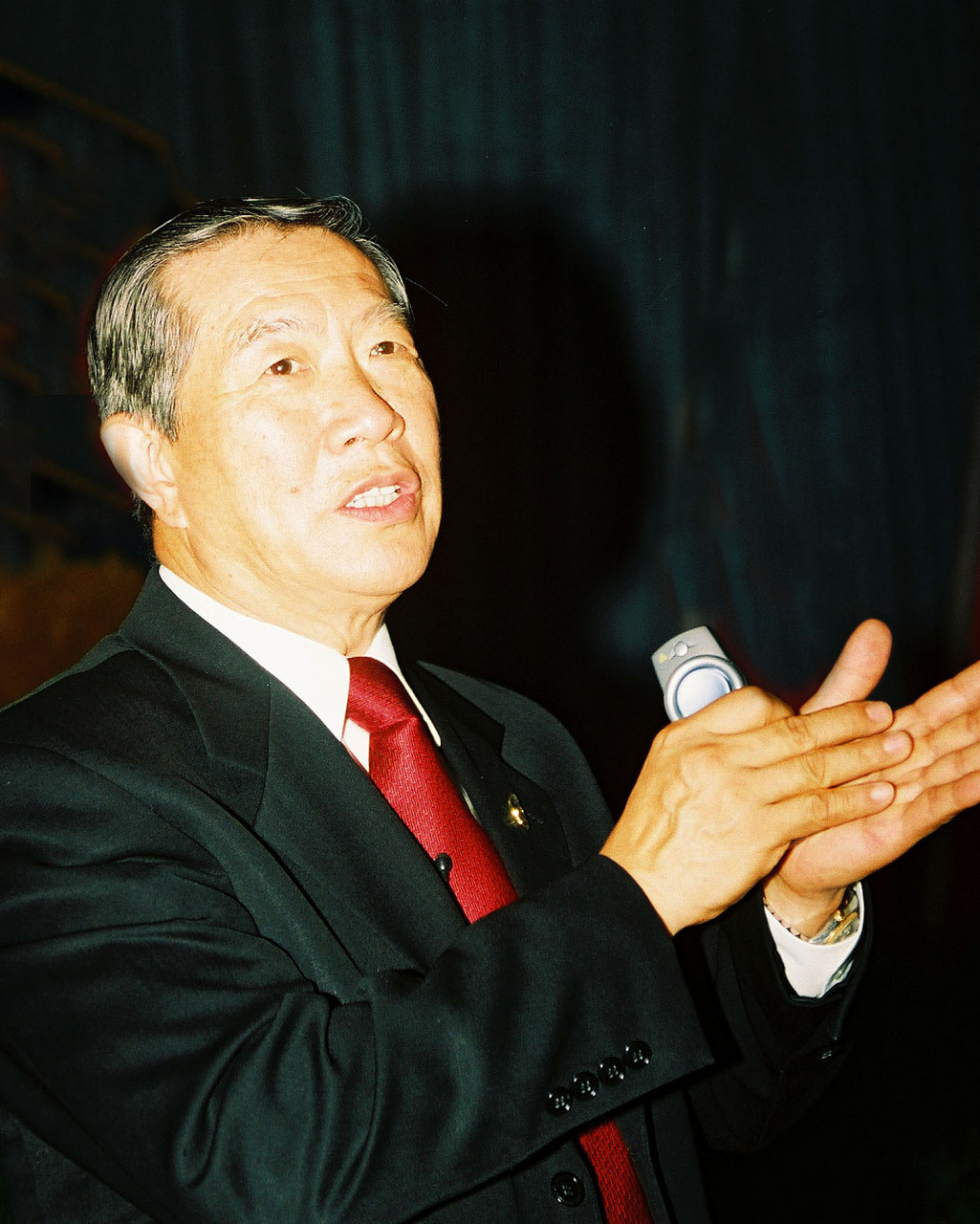 以前看李昌钰的宣传资料,全是正面的事,一方面觉得,他母亲挺了不起的