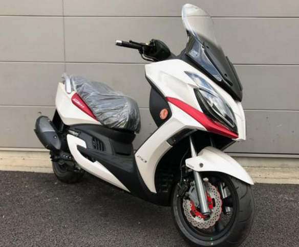 新买的光阳踏板摩托车到了,大家看看帅吗?