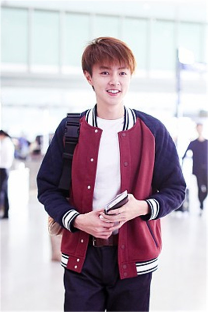 官鸿素颜亮相机场,一身休闲装低调又帅气