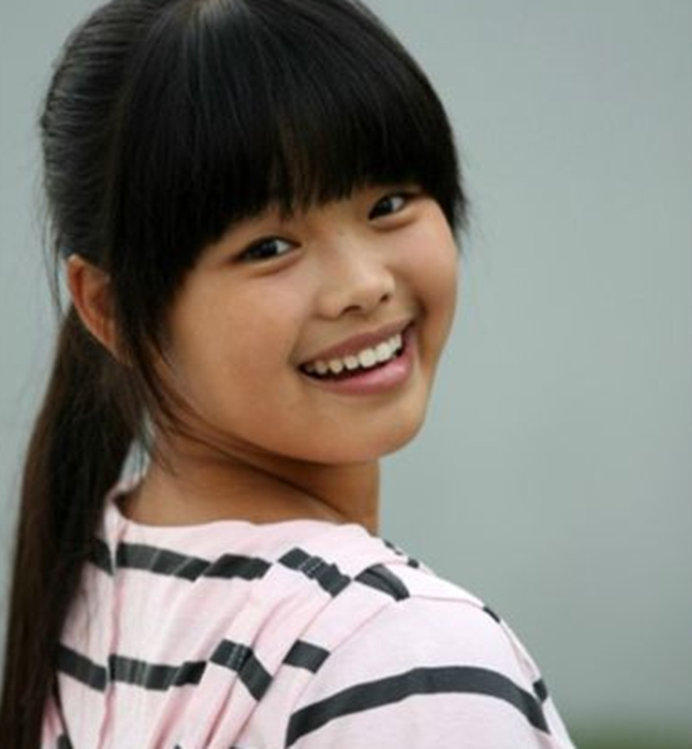 最丑童星"莫小贝"如今已经长成美少女,已经成功逆袭.