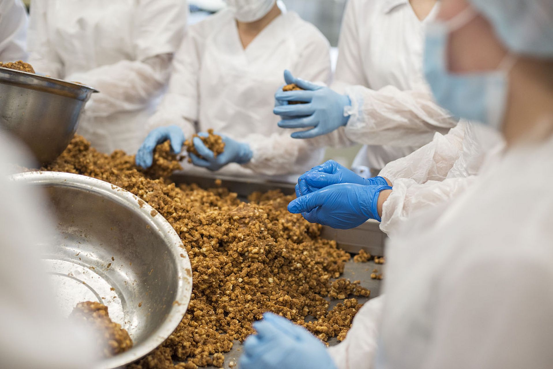 以下是一些与中药制药专业相关的公务员工作方向:  1.