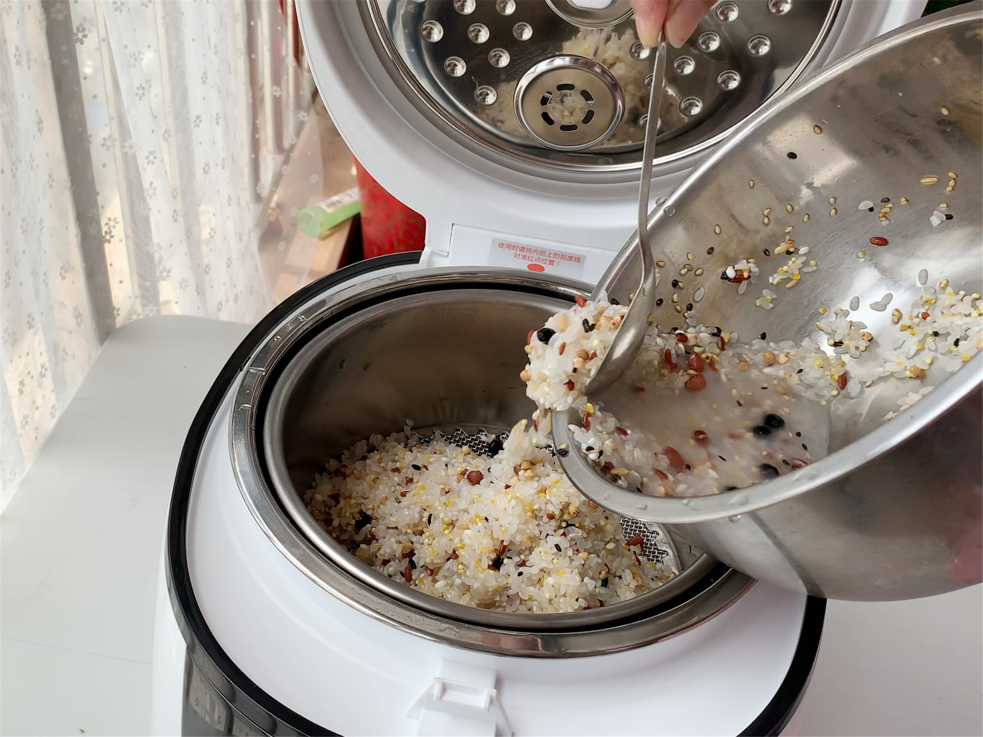 4,往电饭锅里加入清水,水没过米1厘米左右即可,不要放多了呀,不然蒸