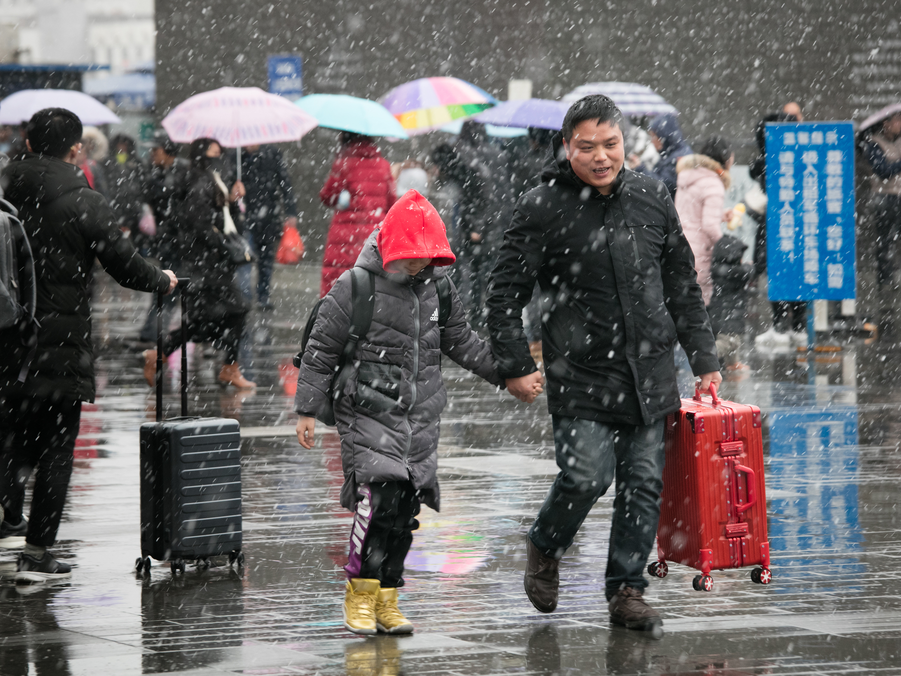 临近春节,突如其来的一场大雪,仍难掩盖住人们回家过年的喜悦心情.