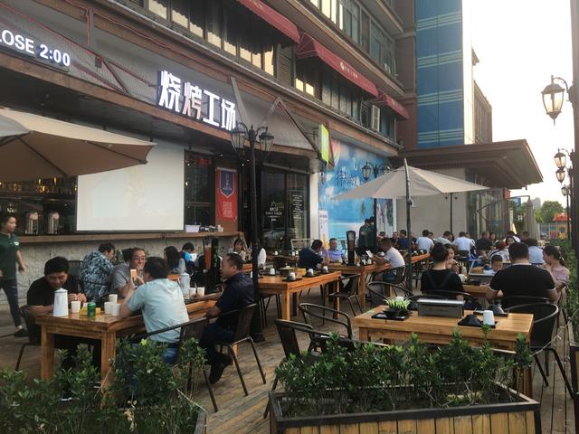 900度烧烤工场:西区稀有的超大外摆区,给你一个不一样的世界杯