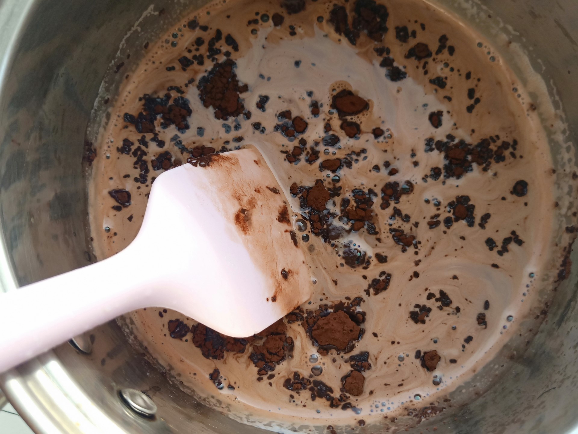 2,鸡蛋和糖放入打蛋盆中用手动打蛋器打匀.