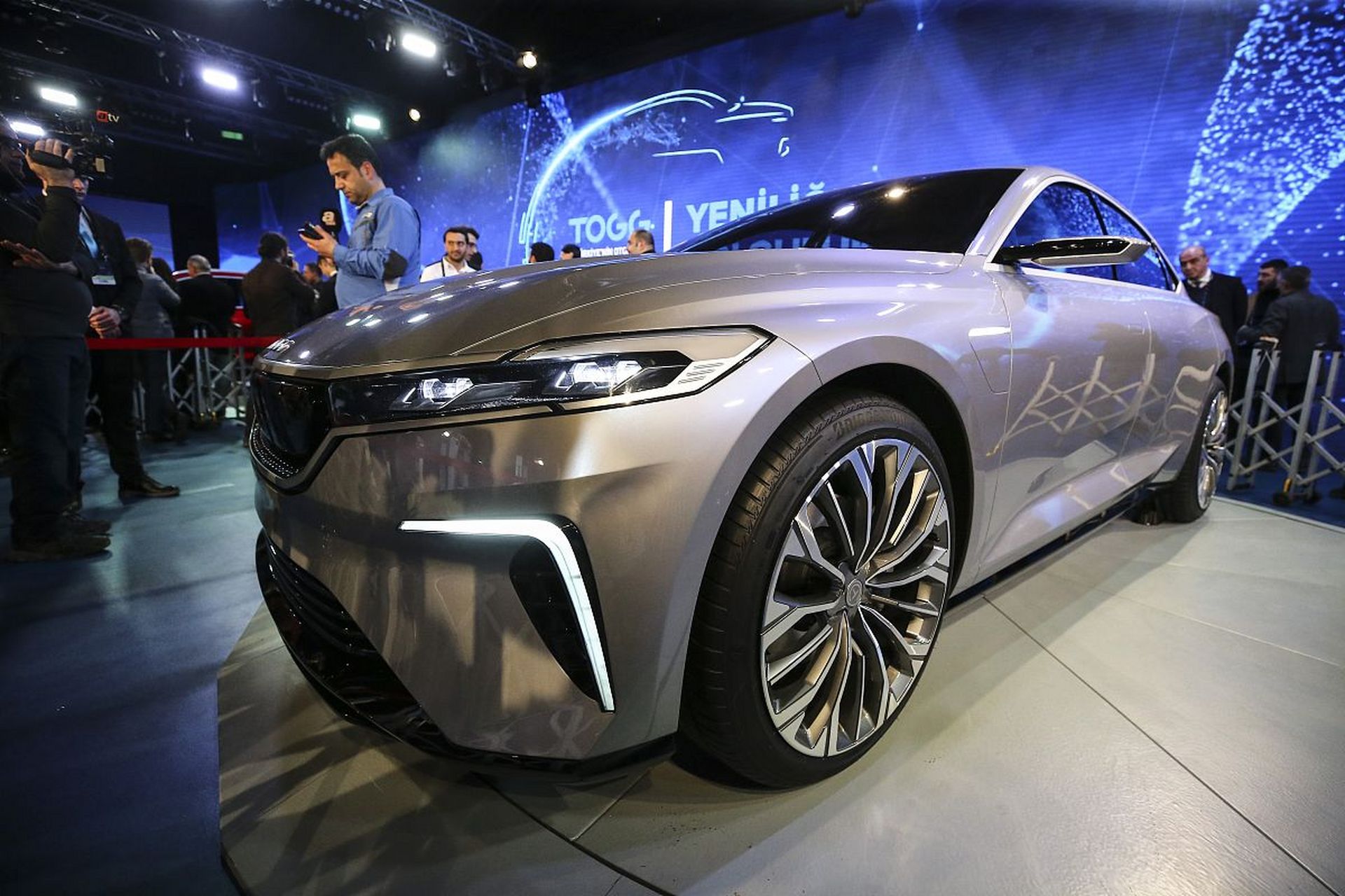 对于造车新势力的三大巨头来说,蔚来,理想,小鹏,其实对于宣传都不是