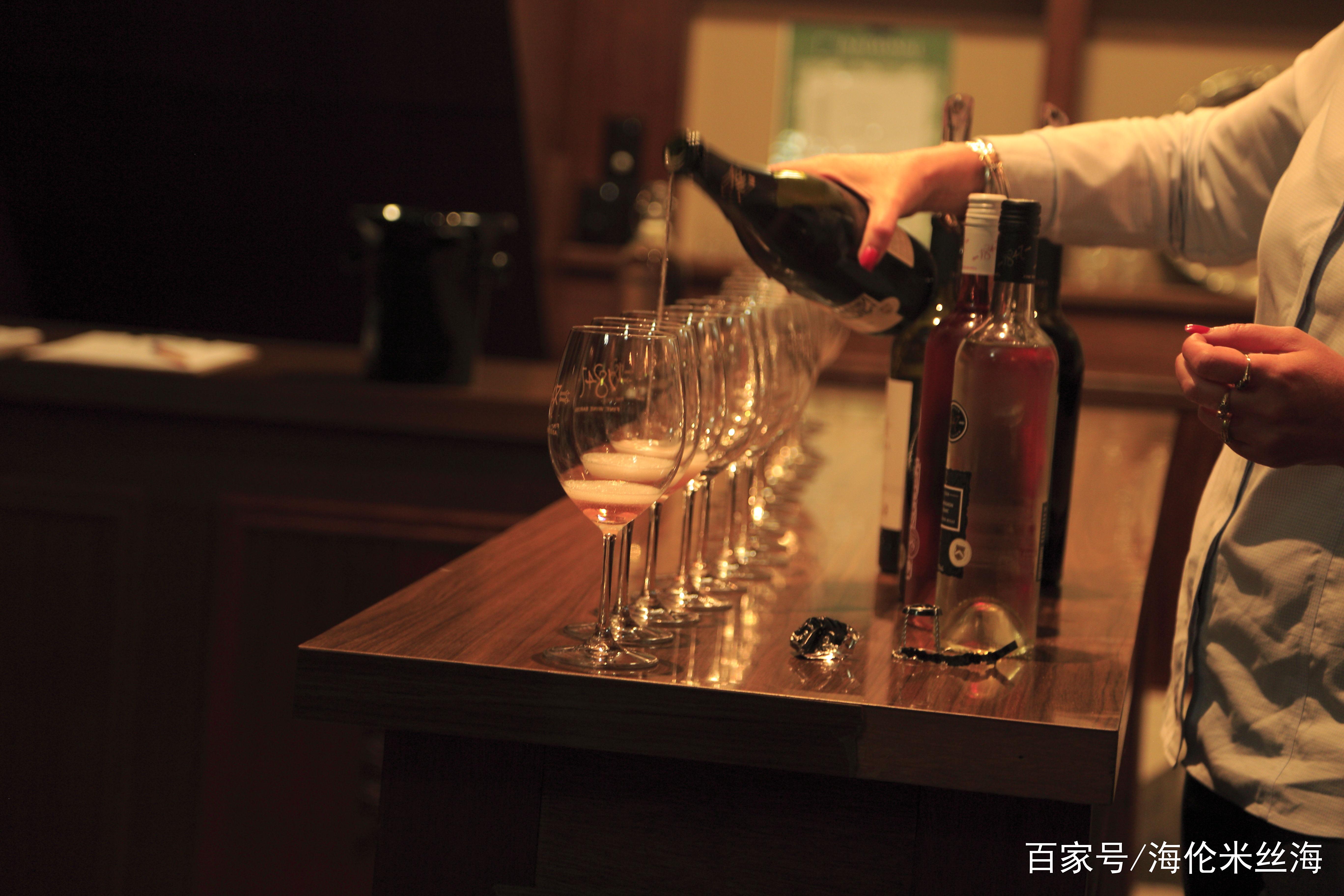 来呀来个酒啊,不醉不罢休,去巴罗莎喝一天吧! 来呀来个酒啊,不醉不罢休,去巴罗莎喝一天吧!