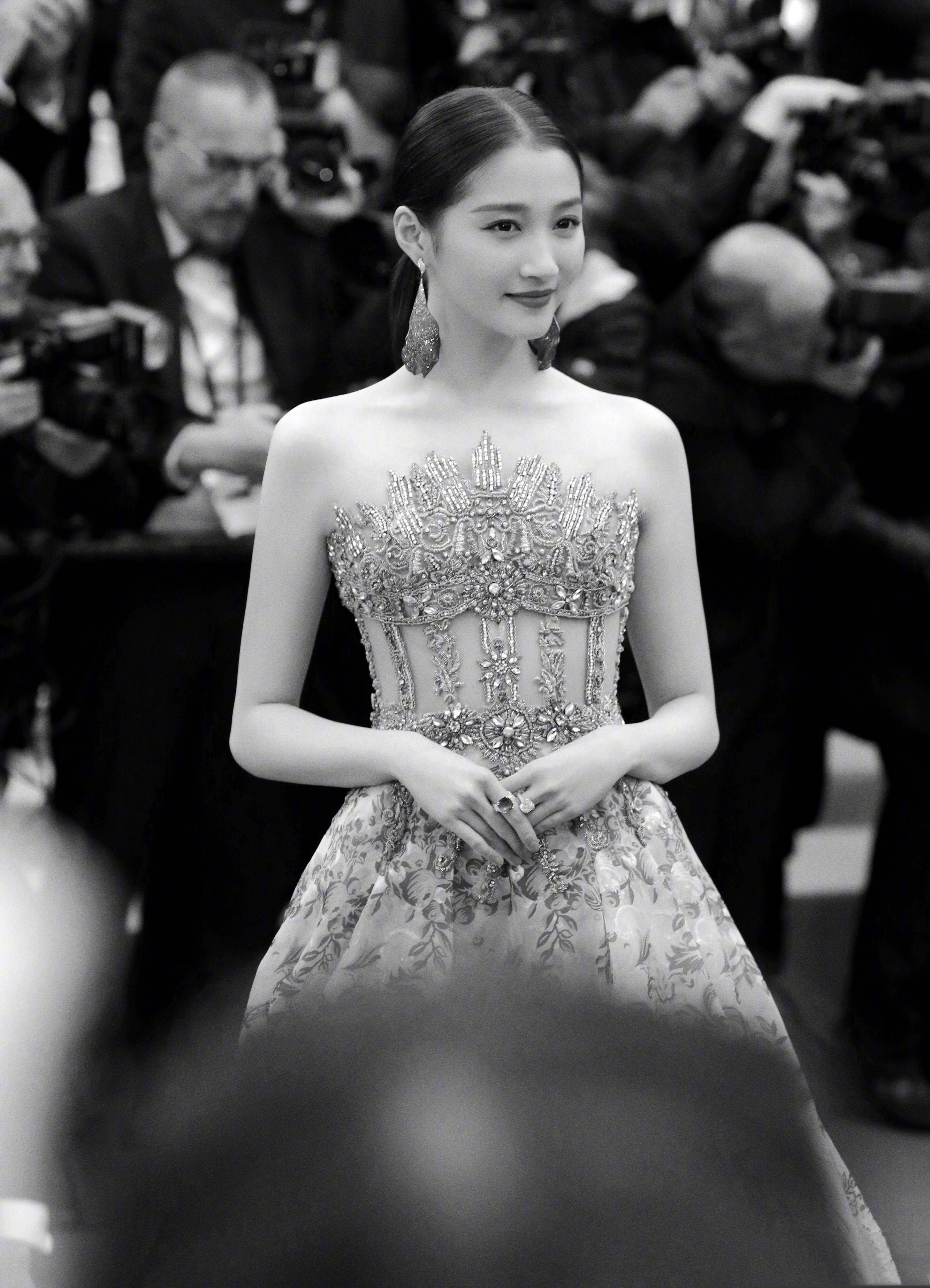 关晓彤越来越有女人味了,戛纳红毯造型美翻了!