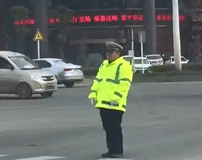 信号灯故障，协警小哥自创超萌读秒手势走红：我平时就这么呆萌