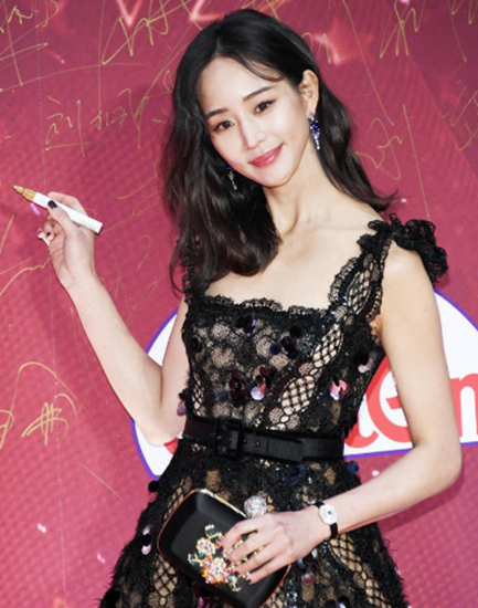 张钧甯身穿黑色礼服出席活动,优雅性感如黑天鹅,美出新高度