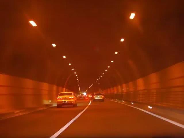 高速开夜车使用近光灯?老司机提醒:不会开车别连累别人