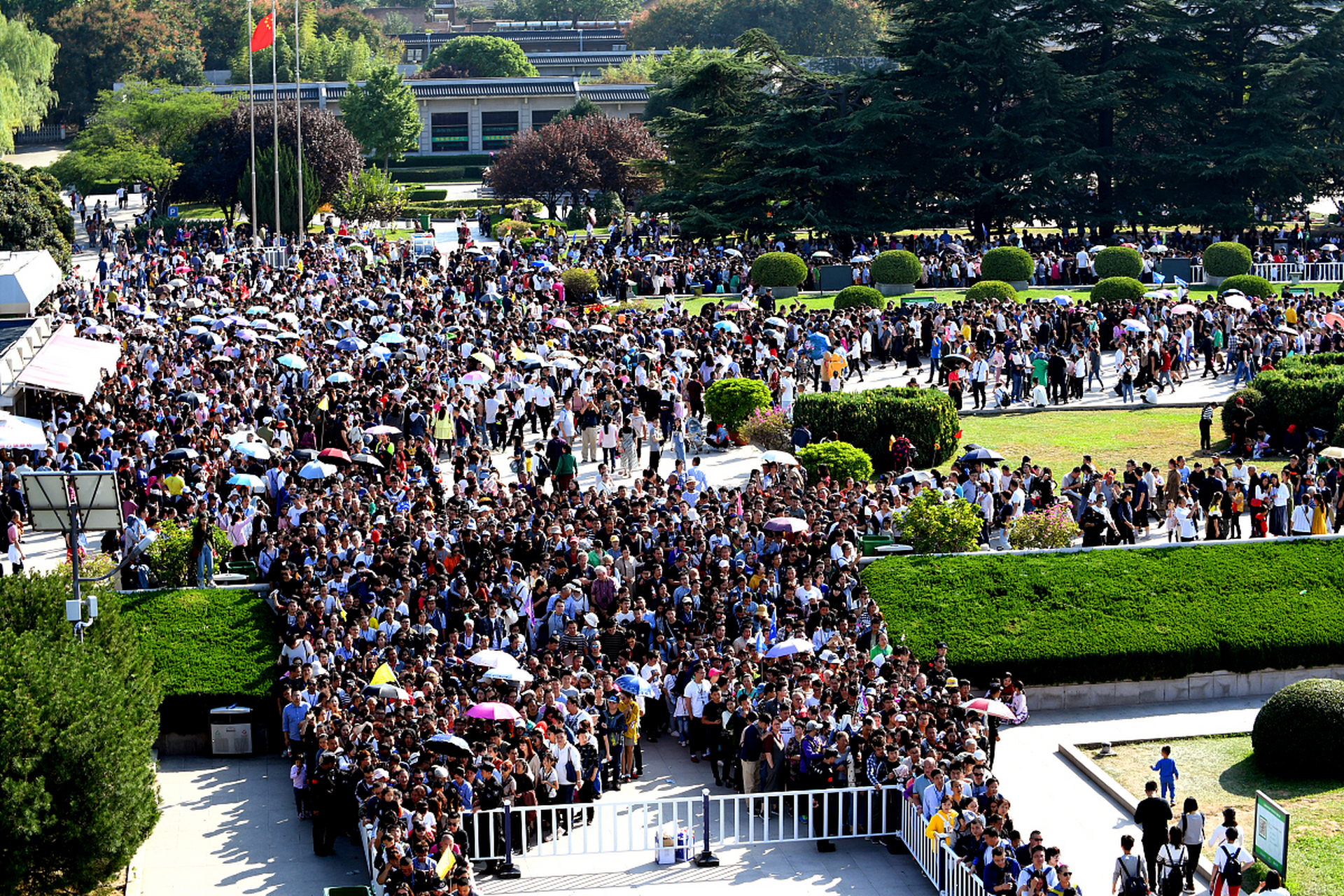 小长假第二天,西安兵马俑馆内人山人海!