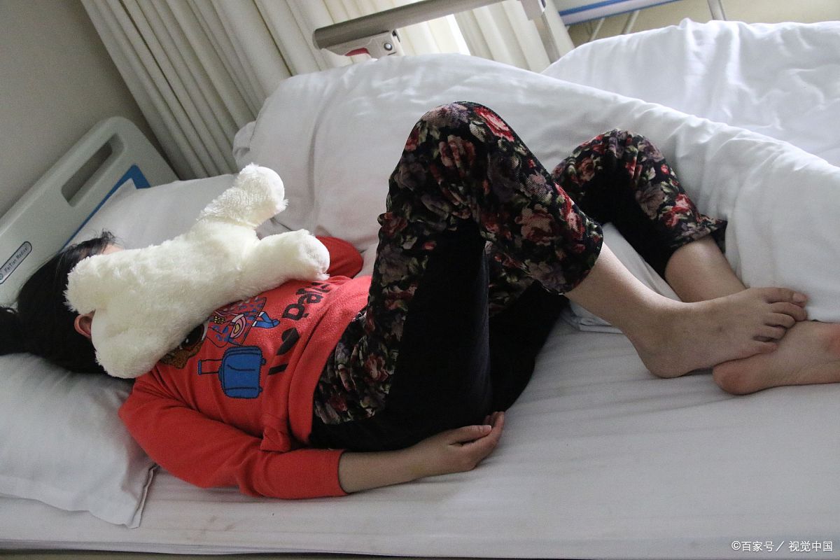 抚养来女士的小女儿:亲戚们都争相表态,他怎么就不说句话呢?