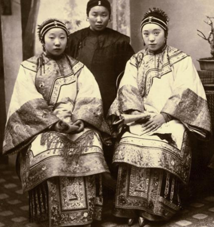 图为唐怡莹和溥杰完婚,一位美丽无双,一位帅气儒雅,郎才女貌,天作之合