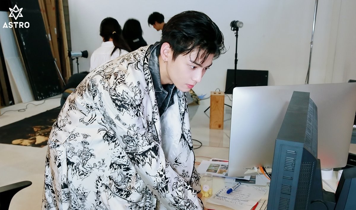 牛奶皮肤车银优,帅气逼人