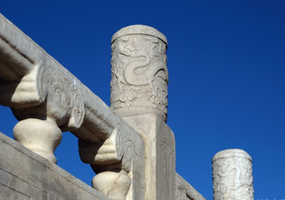 天坛祈年殿台基望柱下的出水除了常见的螭首外还有凤首和祥云造型