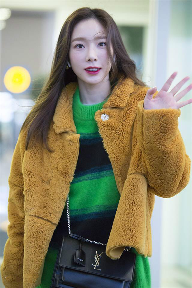 金泰妍亮相仁川机场,新造型美得让人移不开眼,但是真的不冷吗?