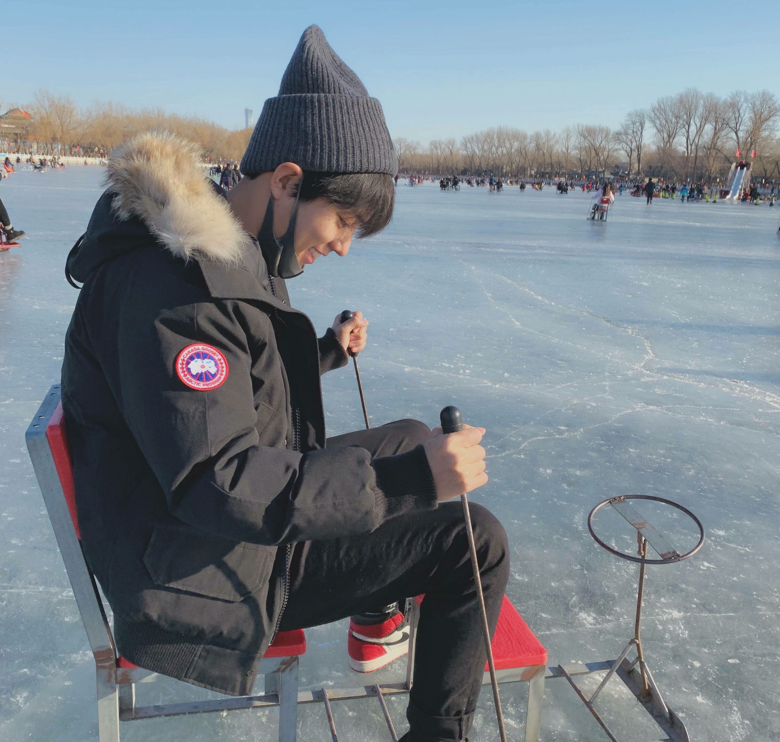 如玉公子肖战冬日滑雪,要做冰场最"旋"的仔,粉丝:注意保暖