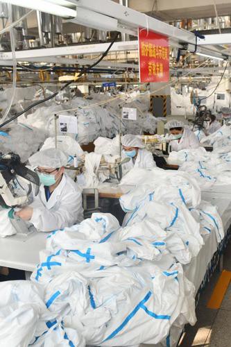 彰显央企责任 交出合格答卷 ——新兴际华3502生产百万套防护服纪实