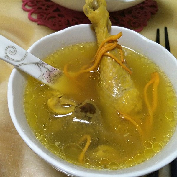 鸡汤这样煲更滋补——虫草花猪肚鸡汤