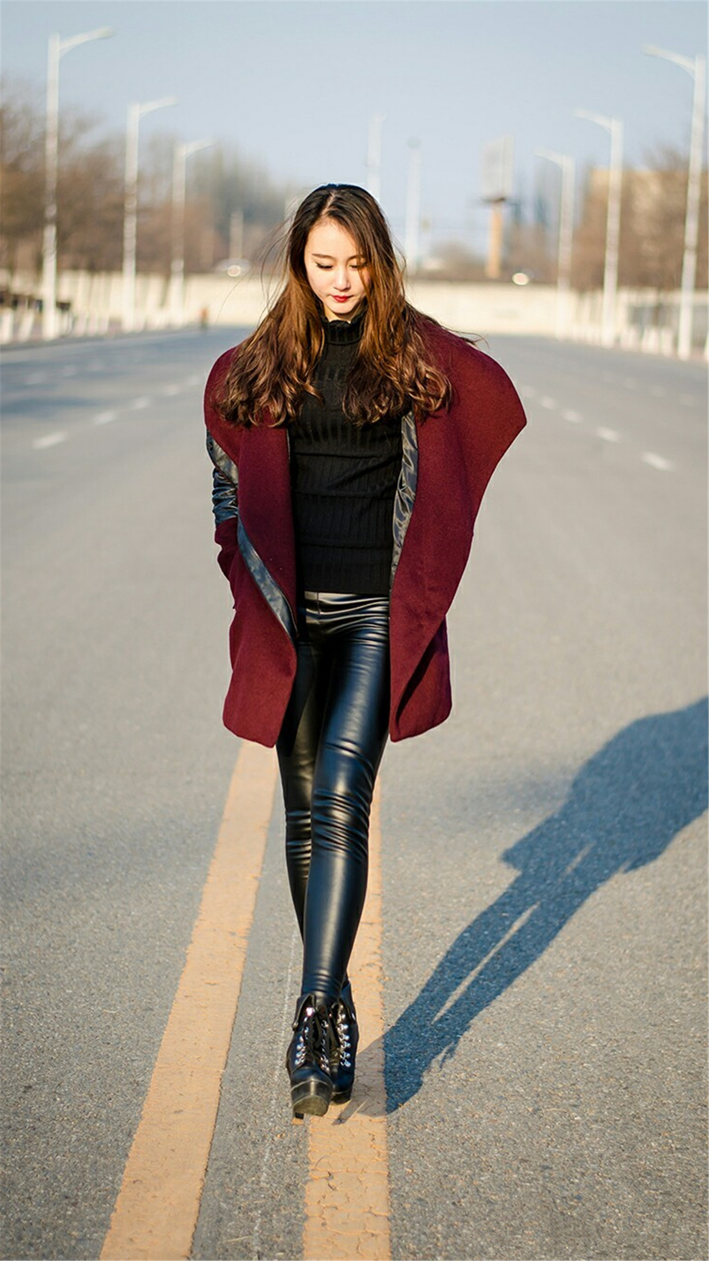 人像摄影:穿皮裤的漂亮女子